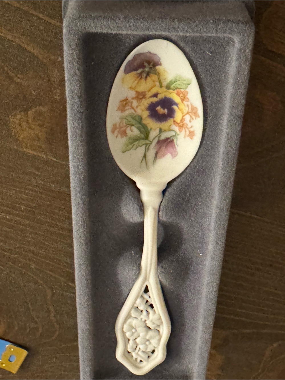 Avon spoon American Favorites Porcelain Spoon pansy flower design 1989